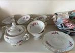 Compleet Theeservies met Bloemmotief en Gouden Accenten, Antiek en Kunst, Antiek | Servies compleet, Ophalen