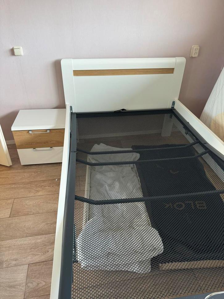 Twijfelaar bed 130 cm breed, Huis en Inrichting, Slaapkamer | Bedden, Gebruikt, Twijfelaar, Overige maten, Hout, Wit, Verstelbaar