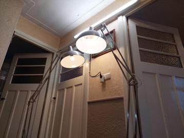 Twee metalen vloerlampen / Type klassiek model burolamp beschikbaar voor biedingen
