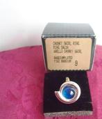 AVON ring. Rhodium plated. Zilverkleurig met blauwe steen., Sieraden, Tassen en Uiterlijk, Ringen, 18 tot 19, Nieuw, Ophalen of Verzenden