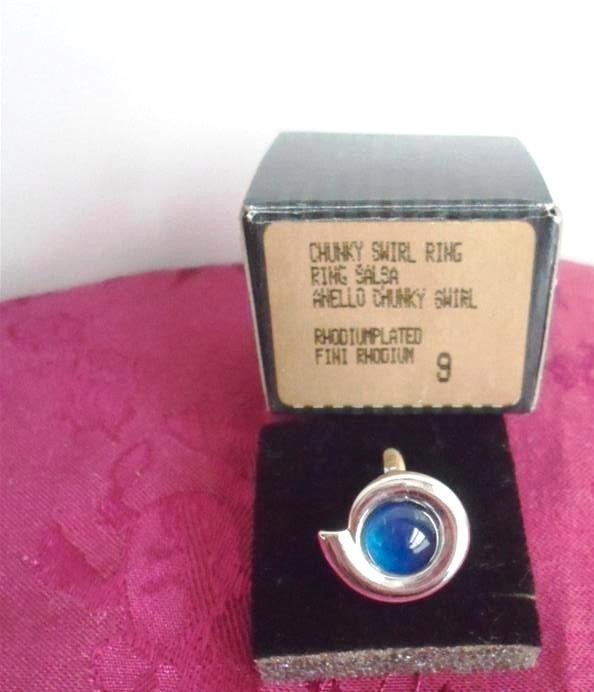 AVON ring. Rhodium plated. Zilverkleurig met blauwe steen., Sieraden, Tassen en Uiterlijk, Ringen, Nieuw, Dame of Heer, 18 tot 19