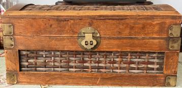 Chinese houten kist met metalen handgrepen en slot beschikbaar voor biedingen