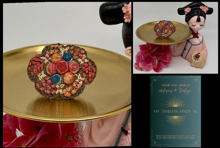 Raffia stro bloemen broche - K3ES1-Z3, Sieraden, Tassen en Uiterlijk, Broches, Gebruikt, Overige materialen, Overige kleuren, 4 tot 7 cm