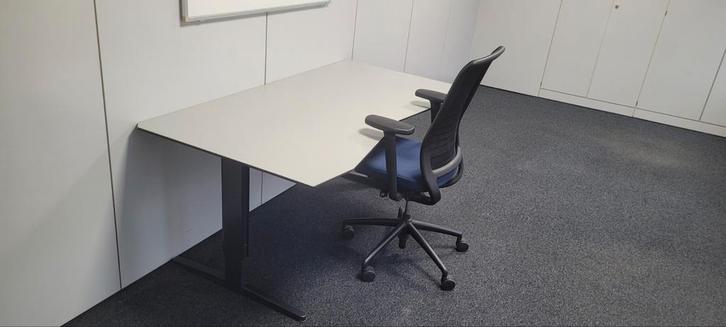 Grijs trespa hoogte verstelbaar bureau., Huis en Inrichting, Bureaus, Zo goed als nieuw, Ophalen