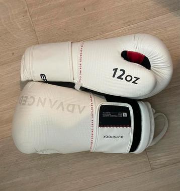 Witte bokshandschoenen Outshock 12 OZ beschikbaar voor biedingen