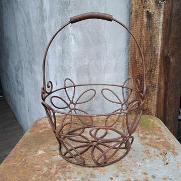Brocante metalen mand mandje met hengsel roest *Etage3* beschikbaar voor biedingen