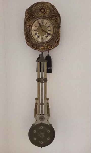 Antieke Comtoiseklok met Slinger en Gewichten beschikbaar voor biedingen