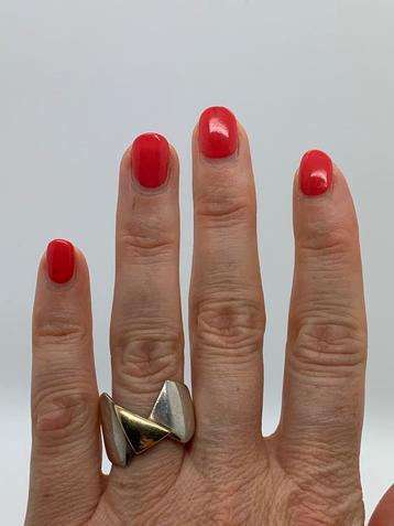 V225 Prachtige zilveren bicolor ring modernist maat 20 beschikbaar voor biedingen
