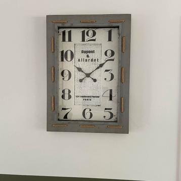 Wandklok 55 x 77 cm beschikbaar voor biedingen