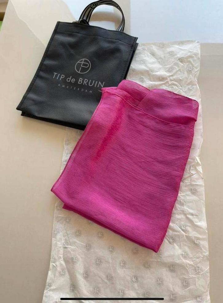 roze sjaal van modezaak Tip de Bruin Amsterdam, Kleding | Dames, Mutsen, Sjaals en Handschoenen, Zo goed als nieuw, Ophalen of Verzenden