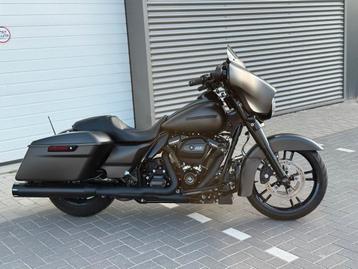 Harley Street Glide 107 – 2018 Custom topstaat, unieke kleur beschikbaar voor biedingen