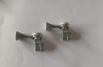 Twee grijze luchthoorns toeters beschikbaar voor biedingen