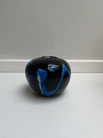 Ronde vaas van glas in paars met blauw, Antiek en Kunst, Ophalen of Verzenden