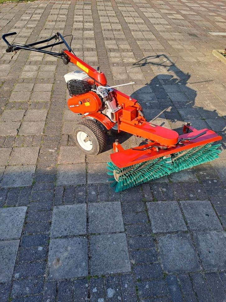 Treker met veegborstel, Tuin en Terras, Grasmaaiers, Zo goed als nieuw, 50 cm of meer, Cirkelmaaier, Ophalen