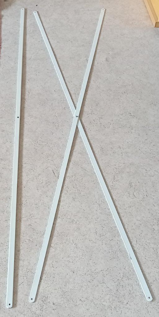 Te Koop: Drie kruisen, twee witte en één metaalkleurig., Huis en Inrichting, Kasten | Boekenkasten, Zo goed als nieuw, Minder dan 100 cm