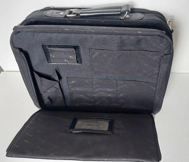 Laptoptas 4: Targus 42cm, type CNP1, Computers en Software, Laptoptassen, Zo goed als nieuw, 17 inch of meer, Ophalen of Verzenden