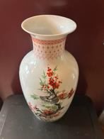 Porseleinen vaas met pruimenbloesem en vogels decoratie, Antiek en Kunst, Antiek | Vazen, Ophalen of Verzenden