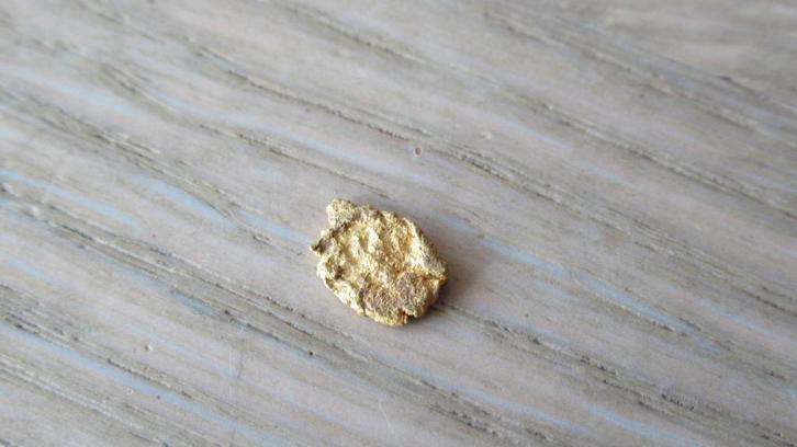 Goud nugget klein afm  10x 0.6 mm / bodemvondst, Sieraden, Tassen en Uiterlijk, Kettingen, Zo goed als nieuw, Goud, Goud, Ophalen of Verzenden