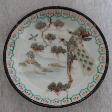 Decoratief Japans Porseleinen Bord – Pauw & Bloemenmotief beschikbaar voor biedingen