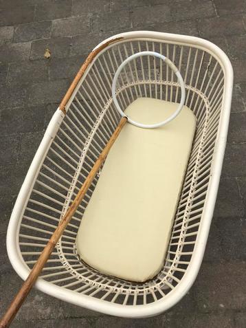 Rotan wieg beschikbaar voor biedingen