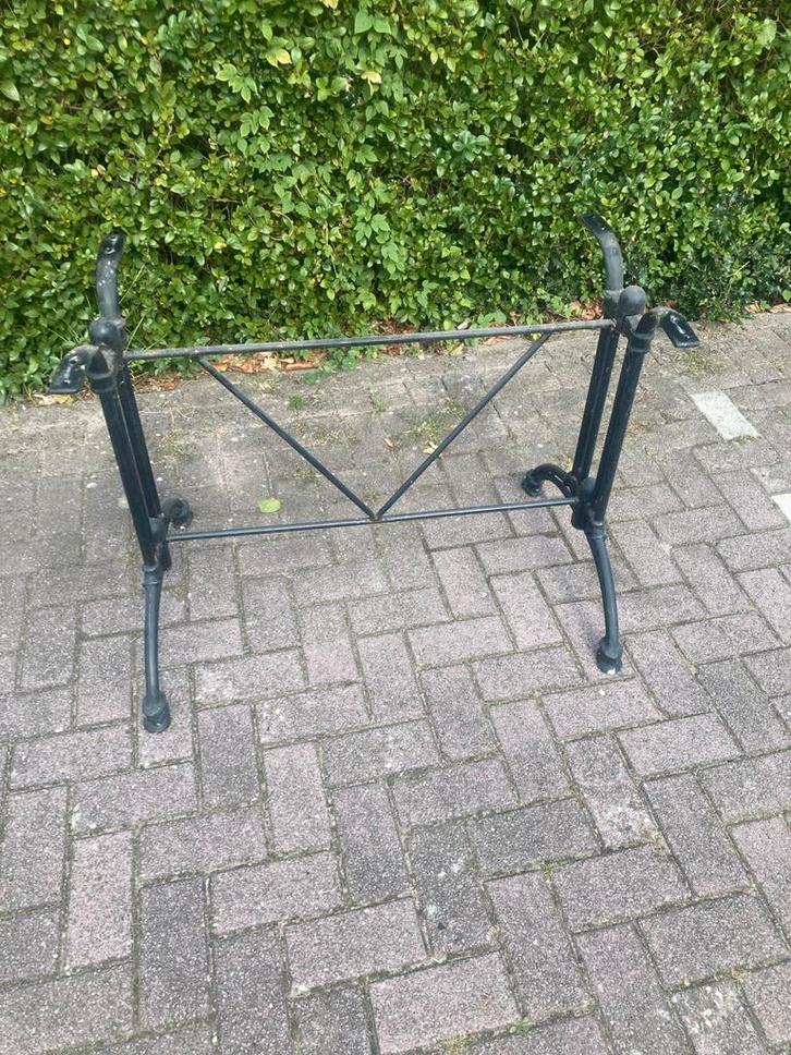 2 Gietijzeren Bistro Tafel Onderstellen, Huis en Inrichting, Tafelonderdelen, Gebruikt, Tafelpoot, Minder dan 50 cm, 50 tot 100 cm