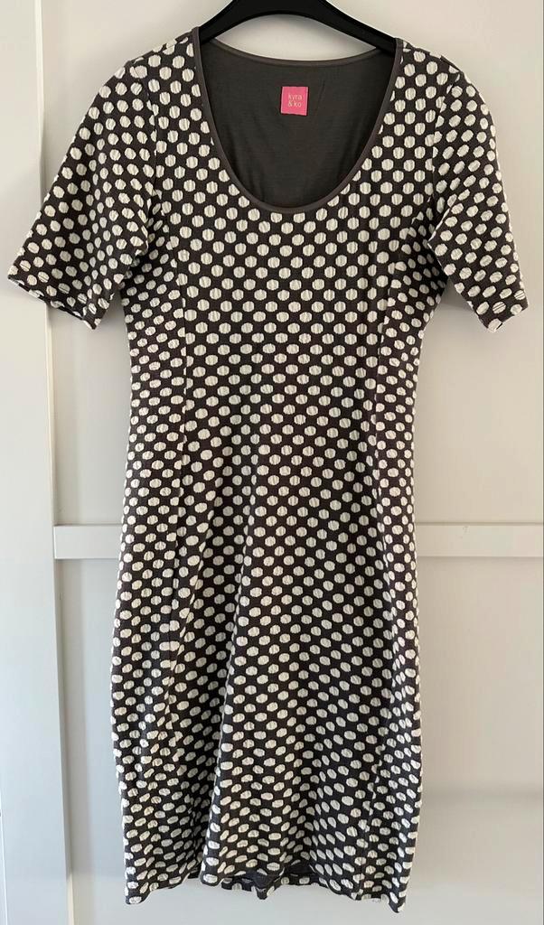 Jurk KYRA grijs met witte stip maat L, Kleding | Dames, Jurken, Zo goed als nieuw, Maat 38/40 (M), Grijs, Boven de knie, Ophalen of Verzenden