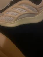 Yeezy 700 Beige - Maat 44, Kleding | Dames, Schoenen, Ophalen of Verzenden, Gedragen, Beige, Sneakers of Gympen