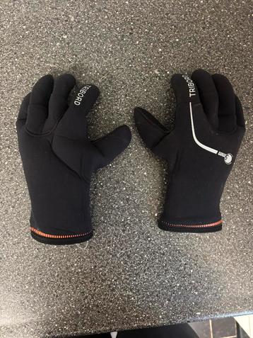 Surfhandschoenen beschikbaar voor biedingen