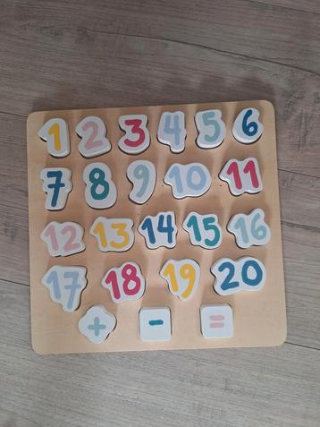 2 houten puzzels (cijfers en letters) beschikbaar voor biedingen