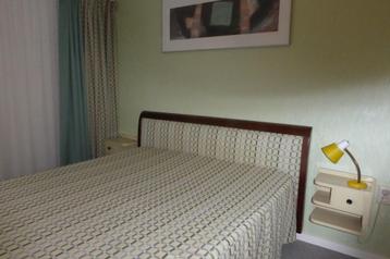Slaapkamer, bed beschikbaar voor biedingen