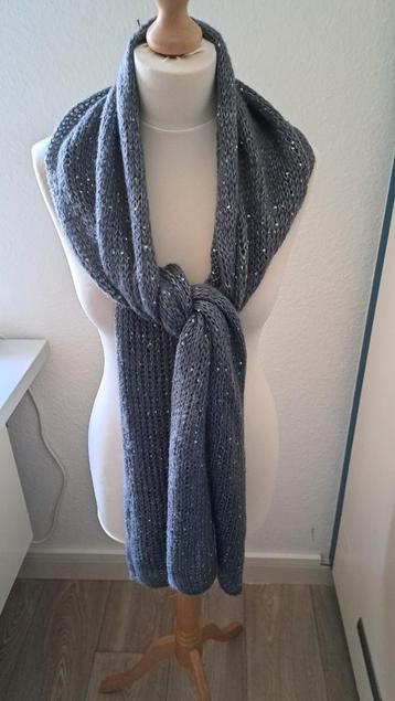 Moderne grijze sjawl met glittertjes beschikbaar voor biedingen