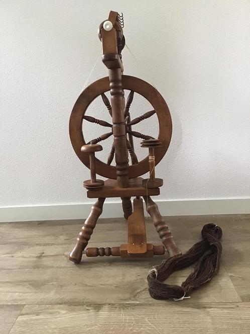 Goed werkend spinnewiel met 3 spoelen en molenhaspel, Hobby en Vrije tijd, Spinnewielen en Spinnen, Gebruikt, Spinnewiel, Ophalen