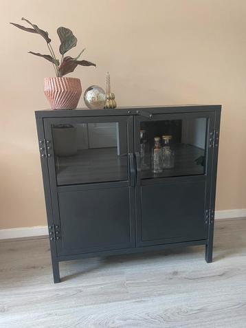 Zeer nette zwarte metalen vitrinekast 75,5 x 75 x 35 cm beschikbaar voor biedingen
