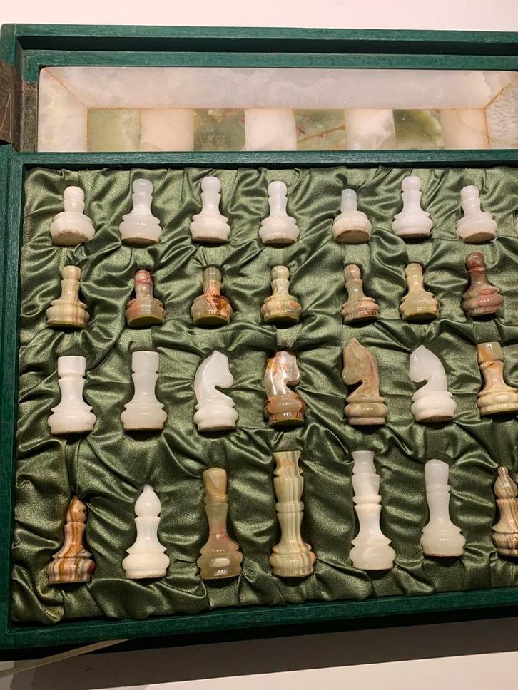 Handgemaakt meerkleurige, groen/witte schaakset van onyx, Antiek en Kunst, Kunst | Designobjecten, Ophalen