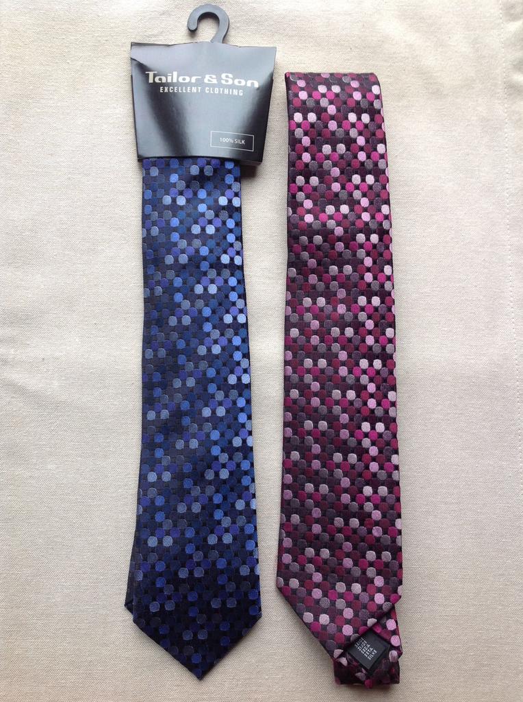 2 mooie zijde stropdassen van tailer en son nieuw, Ophalen of Verzenden, Nieuw, Blauw, Met patroon
