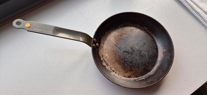 De Buyer Koekenpan 24cm, Huis en Inrichting, Keuken | Potten en Pannen, Gebruikt, Koekenpan of Braadpan, Gietijzer, Inductieplaat