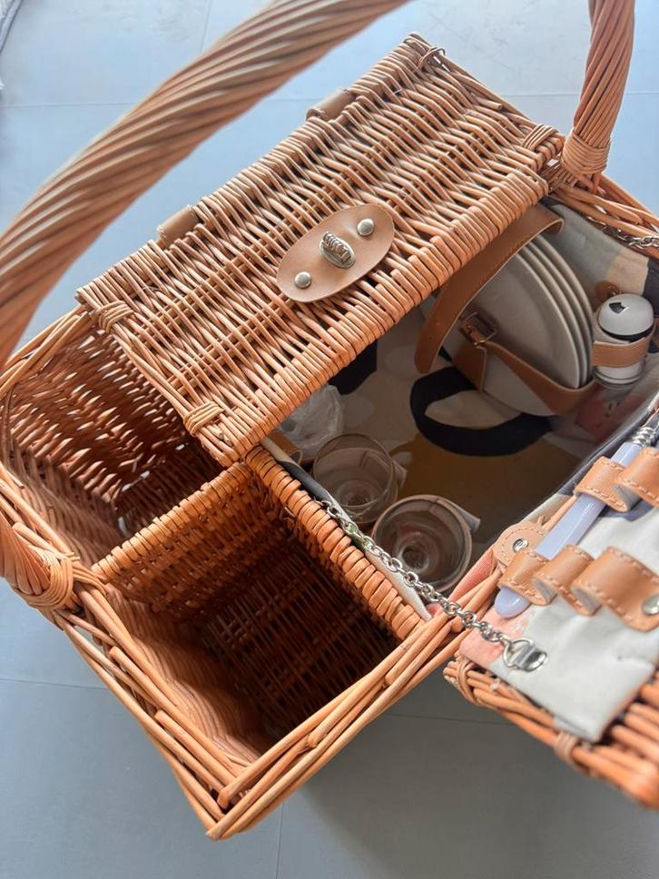 Luxe Picknickmand 4 personen | picnic basket for 4 people, Hobby en Vrije tijd, Picknickmanden, Zo goed als nieuw, Ophalen