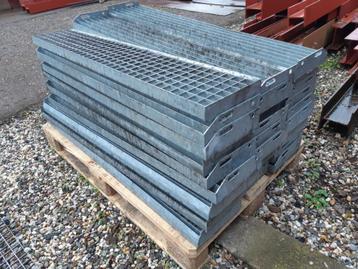 Stalen traptreden, roostertreden: verzinkt 120x23x4 beschikbaar voor biedingen