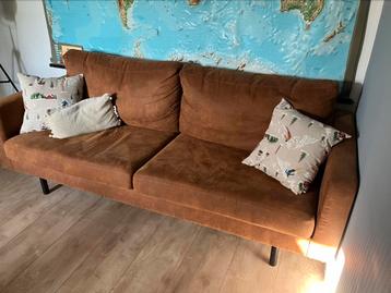 Comfortabele 3-zits bank in cognackleur beschikbaar voor biedingen
