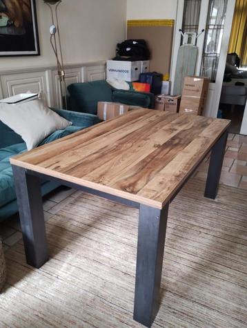 Eettafel beschikbaar voor biedingen