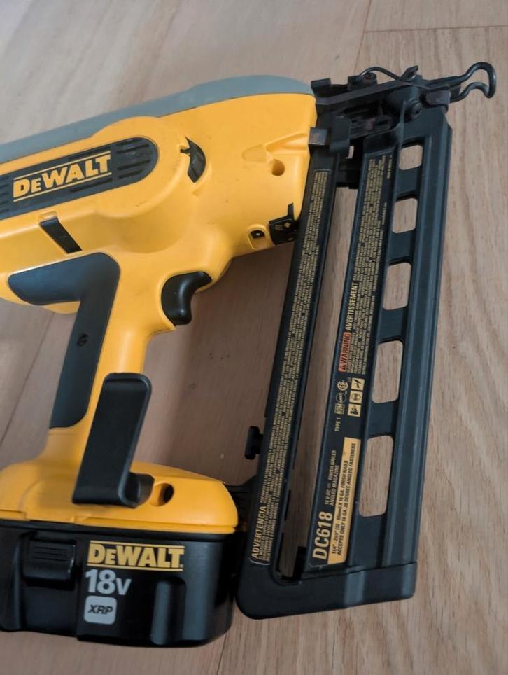 DeWalt Tacker met 2 accus, Doe-het-zelf en Verbouw, Gereedschap | Overige machines, Zo goed als nieuw, Ophalen of Verzenden