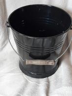 Zwarte 'emaille' emmer ,houten handvat,stoer brocante, Ophalen of Verzenden