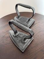 Twee antieke gietijzeren strijkijzers, Ophalen