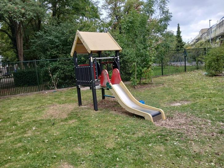 speelhuisje inclusief glijbaan, Kinderen en Baby's, Speelgoed | Buiten | Speeltoestellen, Gebruikt, Glijbaan, Ophalen