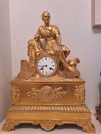 Antieke  vuurvergulde pendule met beeld, Antiek en Kunst, Antiek | Klokken, Ophalen of Verzenden