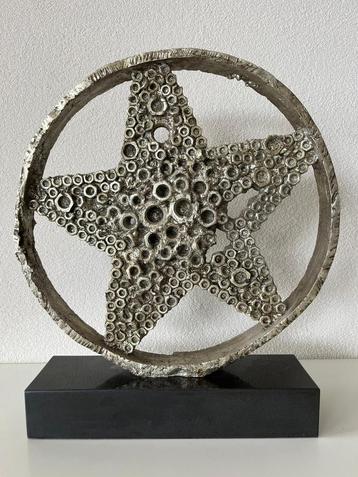 Ornament op marmeren voet, design stuk  beschikbaar voor biedingen