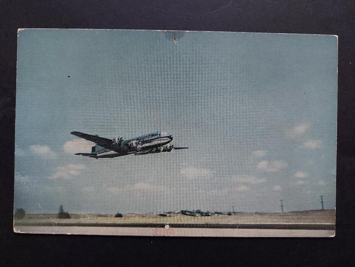Ansichtkaart met een KLM DC-4 (A220), Verzamelen, Luchtvaart en Vliegtuigspotten, Gebruikt, Kaart, Foto of Prent, Ophalen of Verzenden