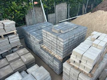 35 m2 nieuwe betonklinkers antraciet beschikbaar voor biedingen