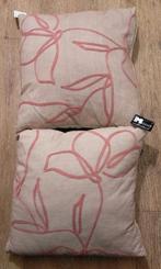 Nieuw! In The Mood twee oudroze satin kussens, Ophalen of Verzenden, Nieuw, Roze, Vierkant
