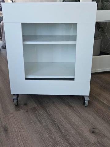 Kastje voor tv, van Ikea, met wieltjes beschikbaar voor biedingen
